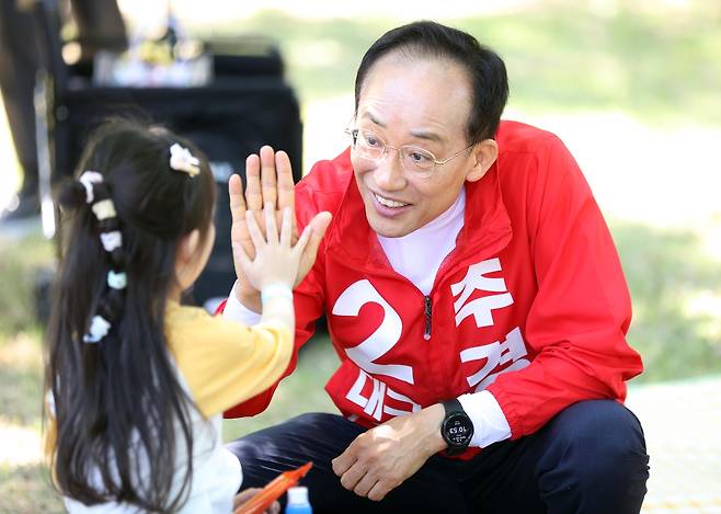 추경호 국민의힘 대구시장 후보가 5일 대구 수성구 어린이세상에서 열린 어린이 큰잔치에서 어린이와 하이파이브를 하고 있다. 연합뉴스