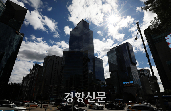 서울 서초구 빌딩 숲 사이에 삼성전자 서초사옥의 실루엣이 보이고 있다. 권도현 기자