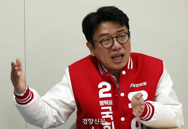 유의동 국민의힘 경기 평택을 국회의원 재선거 후보가 6일 선거대책사무소에서 인터뷰를 하고 있다. 김정근 기자