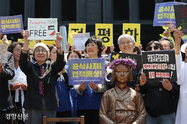 6일 서울 종로구 옛 주한 일본대사관 앞에서 열린 제1751차 정기 수요시위에 앞서 참가자들이 평화의 소녀상을 둘러싼 바리케이드를 철거한 뒤 기뻐하고 있다. 2026.05.06. 정효진 기자
