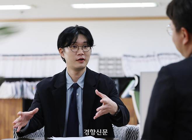 이창민 변호사가 6일 서울 중구 법률사무소 창덕 사무실에서 조작기소 특검법 관련 인터뷰를 하고 있다. 강윤중 기자