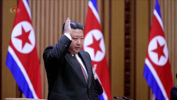 북한은 지난 22일 김정은 국무위원장이 참석한 가운데 평양에서 최고인민회의 제15기 1차 회의를 열고 김정은을 국무위원장으로 재추대했다고 조선중앙TV가 23일 보도했다. 조선중앙TV 연합뉴스