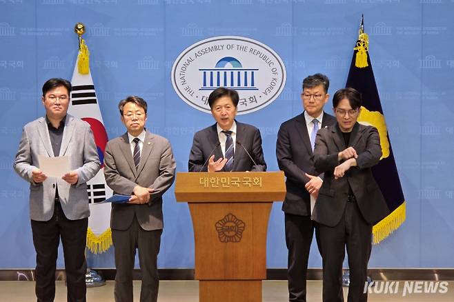 오기형 더불어민주당 코리아 프리미엄 K-자본시장 특별위원회 위원장이 6일 서울 여의도 국회 소통관에서 ‘코스피 지수 7000 돌파’ 기자회견을 열고 코리아 프리미엄을 위한 자본시장 제도 개선을 이어가겠다고 발언하고 있다. (왼쪽부터) 정준호·박홍배·오기형·김남근 의원. 김건주 기자