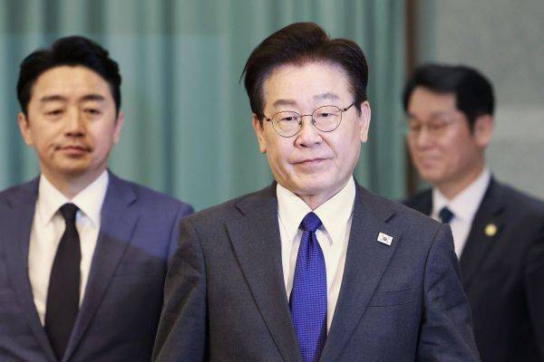 이재명 대통령이 지난달 30일 청와대에서 열린 수석보좌관회의에 입장하고 있다. 연합뉴스