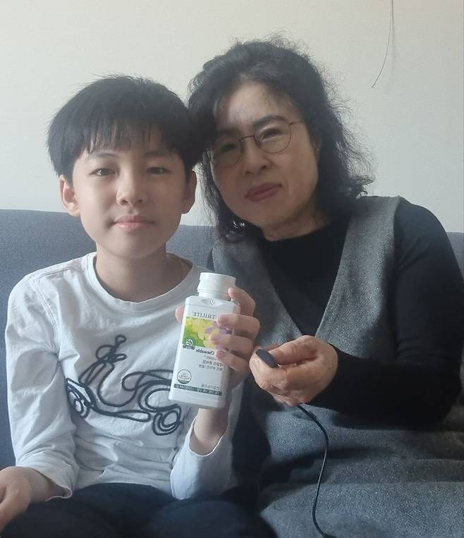 뇌사 장기기증인 고(故)조인철씨의 손주 조민후군과 배우자 김경옥씨가 최근 사랑의장기기증운동본부로부터 어린이날 선물로 받은 영양제를 들고 기념촬영을 하고 있다. 사랑의장기기증운동본부 제공
