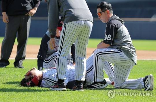 부상 당한 문보경 / 사진=연합뉴스