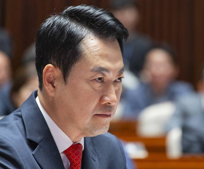 장동혁 국민의힘 대표가 6일 국회에서 열린 의원총회에서 윤상현 의원의 조작기소 특별검사 추진 규탄 발언을 듣고 있다. /  사진=연합뉴스