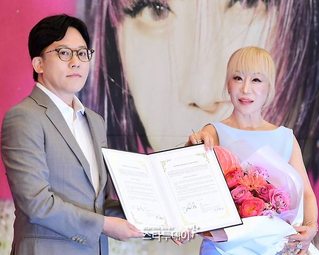 SM클래식스 이성수 CAO(왼쪽)와 소프라노 조수미. 사진l강영국 기자