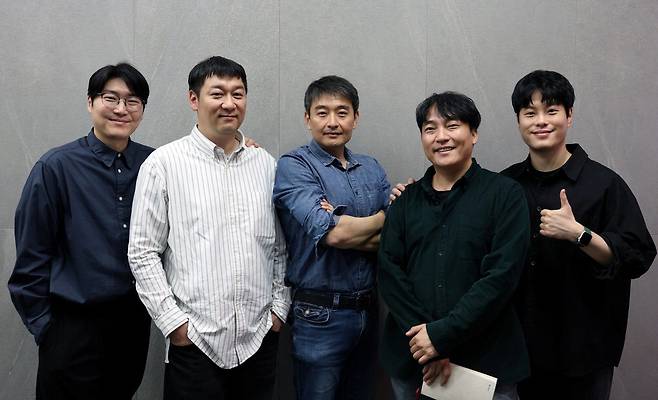 왼쪽부터 KT알파 쇼핑 방송기술팀 이도현 음향감독, 박준혁 카메라감독, 방송제작2팀 김동석 팀장, 함영기 제작PD, 엄기욱 제작PD.  KT알파 쇼핑