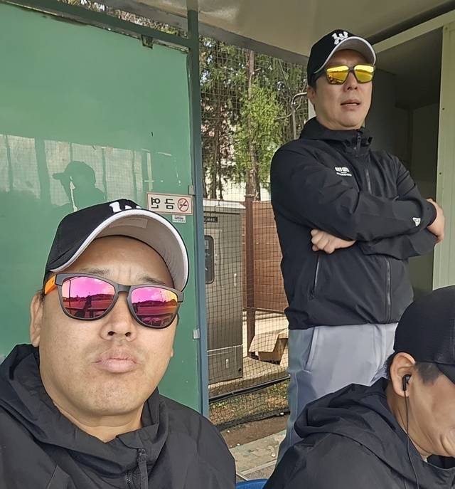 장충고등학교와의 경기를 지켜보고 있는 김진원 감독(오른쪽)과 김장현 코치. 사진=서울 HK야구단 제공