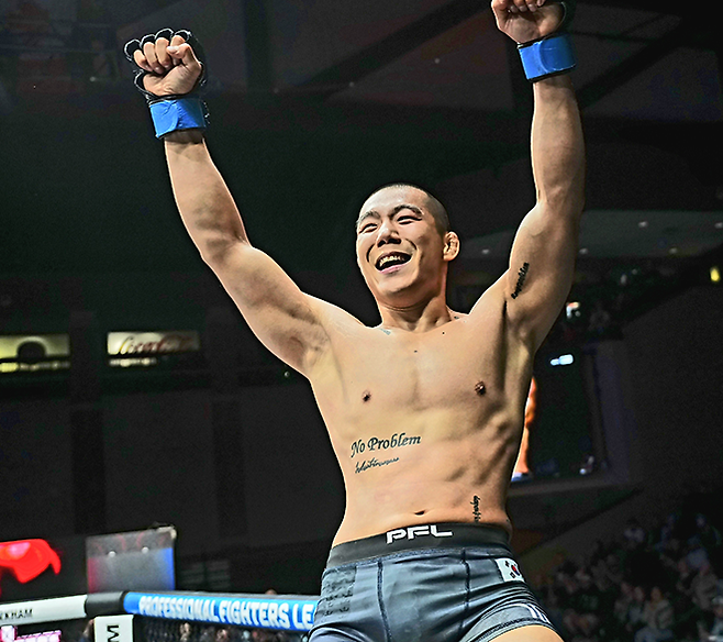 Road to UFC 시즌2 페더급 준결승 김상원이 미국 사우스다코타주 수폴스의 샌퍼드 펜타곤에서 세계 2위 종합격투기 단체 Professional Fighters League 2026년 7번째 대회 승리 후 기뻐하고 있다. 사진=PFL MMA, Inc.