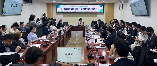 재단법인 동천(이사장 유욱)은 김남희 국회의원, 재단법인 돌봄과 미래(이사장 김용익)와 공동으로 지난달 30일 국회의원회관 제5간담회의실에서 개최한 '돌봄통합지원법의 원활한 시행을 위한 국회토론회'를 성황리에 마쳤다고 밝혔다./사진제공=재단법인 동천