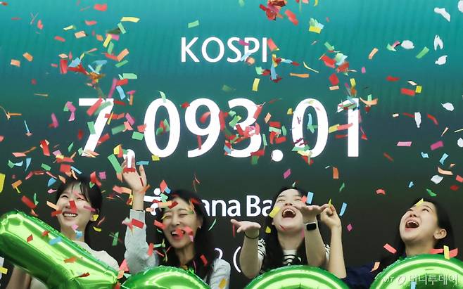 코스피가 7000을 돌파한 6일 서울 중구 하나은행 본점 딜링룸에서 직원들이 축하 세리모니를 하고 있다. /사진=뉴스1