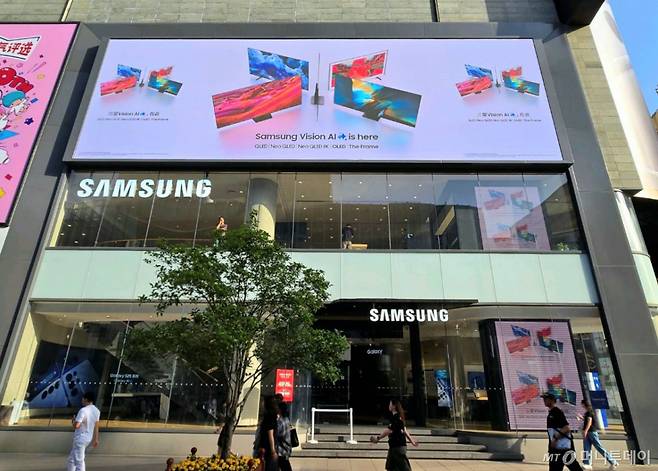 (서울=뉴스1) = 삼성전자가 글로벌 주요 랜드마크에서 '삼성 비전 AI' 옥외 광고를 통해 'AI TV=삼성' 입지를 굳히고 있다고 12일 밝혔다.  사진은 삼성전자가 중국 상해 홍이 인터내셔널 플라자에서 진행하는 '삼성 비전 AI' 옥외광고 모습. (삼성전자 제공. 재판매 및 DB 금지) 2025.5.12/뉴스1  Copyright (C) 뉴스1. All rights reserved. 무단 전재 및 재배포,  AI학습 이용 금지. /사진=(서울=뉴스1)