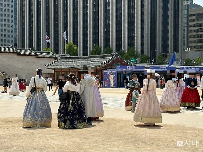 한복을 대여한 관광객들이 서울 종로구 경복궁에서 즐거운 시간을 보내고 있다. 사진은 지난달 경복궁 내에에서 한복을 입고 사진을 찍는 방문객들. /사진=윤지수 기자