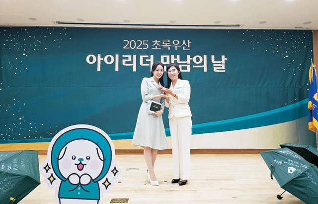 지난해 9월 경기도의회에서 열린 아이리더 만남의 날 행사에서 박정원(오른쪽) 씨가 기념 촬영을 하고 있다.  초록우산 제공