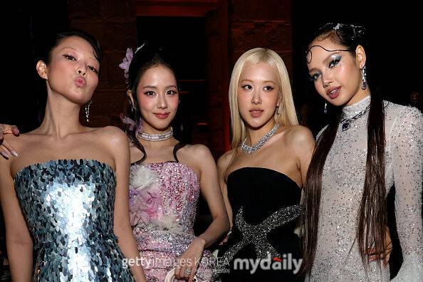 그룹 블랙핑크 멤버들이 '멧 갈라' 행사에서 모였다. / 게티이미지코리아