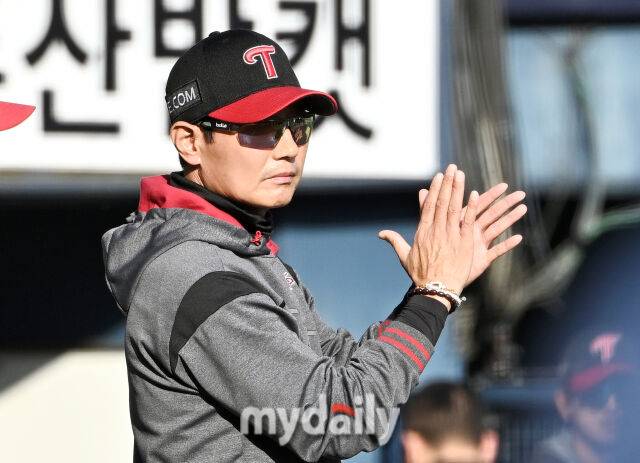 LG 염경엽 감독이 7-5로 승리한 뒤 환호하고 있다./마이데일리