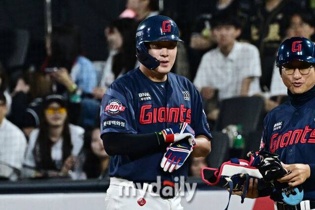 6일 경기도 수원 KT위즈파크에서 열린 '2026 신한 SOL BANK KBO리그' 롯데 자이언츠 와 KT 위즈 경기. 롯데 나승엽이 7회초 무사 2루에 안타를 친 후 기뻐하고 있다./수원=한혁승 기자