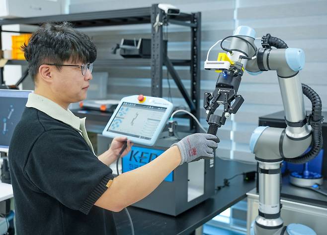 이주경 박사가 제조업 자율화를 이끌 자율제조 다중 에이전트 AI 기술을 점검하고 있다.  [한국전기연구원 제공]