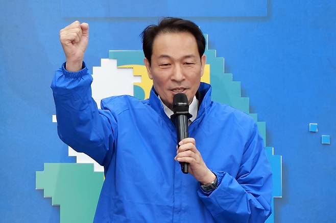 더불어민주당 우상호 강원도지사 후보가 지난달 23일 국회에서 열린 민주당 광역단체장 후보 연석회의에 참석해 선거 지역에 퍼즐을 붙이는 퍼포먼스를 한 뒤 각오를 말하고 있다. [연합]