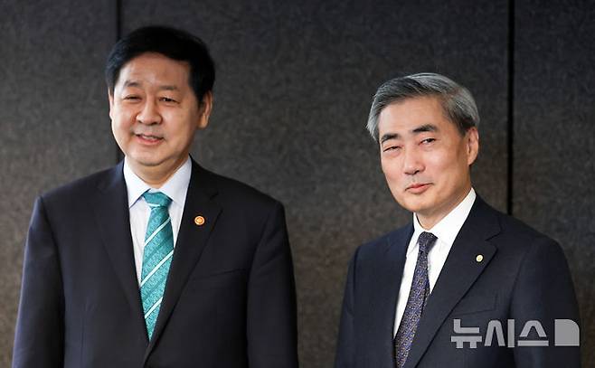 [서울=뉴시스] 최진석 기자 = 사진은 구윤철(왼쪽) 경제부총리 겸 재정경제부 장관과 신현송 한국은행 총재가 지난달 23일 서울 중구 은행회관 뱅커스클럽에서 열린 조찬회동에 입장해 발언하고 있는 모습. 2026.04.23. myjs@newsis.com