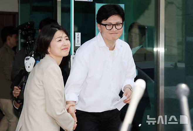 [부산=뉴시스] 하경민 기자 = 한동훈 전 국민의힘 대표가 4일 부산 북구선거관리위원회에서 부산 북구갑 국회의원 보궐선거 예비후보 등록을 한 뒤 한지아 의원과 인사하고 있다. 2026.05.05. yulnetphoto@newsis.com