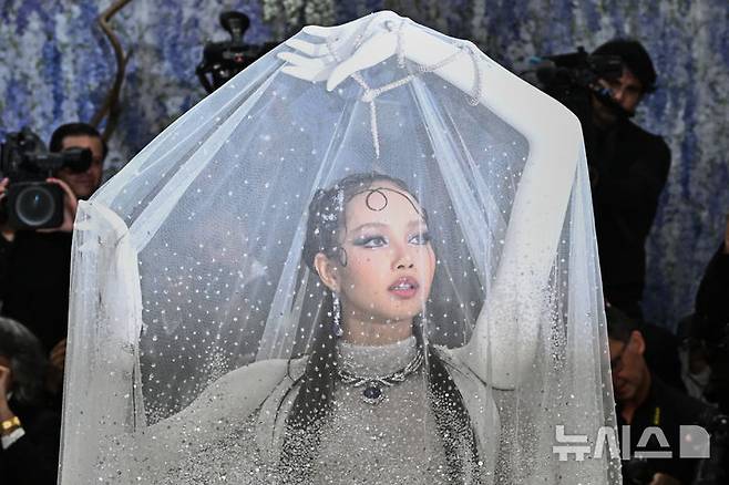 [뉴욕=AP/뉴시스] 블랙핑크 리사가 4일(현지 시간) 미국 뉴욕 메트로폴리탄 미술관에서 열린 '코스튬 인스티튜트 베네핏'(멧 갈라)에 참석해 포토타임을 갖고 있다. '멧 갈라'는 패션 잡지 '보그'가 주관하는 연례행사로 세계 정상급 스타들이 모여서 ‘패션계의 오스카’로도 불린다. 2026.05.06.