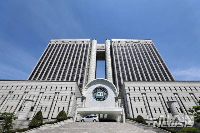 [서울=뉴시스] 도이치모터스 주가조작, 통일교 금품수수 등 혐의로 재판에 넘겨진 김건희 여사 항소심을 담당했던 신종오 부장판사(55·사법연수원 27기)가 6일 숨진 채 발견됐다. 신 부장판사는 철저한 원칙주의자라는 평가를 받아왔다. 사진은 서울중앙지법·서울고법이 위치하고 있는 서울 서초구 서울법원종합청사 본관의 모습. (사진=뉴시스DB). 2026.05.06. photo@newsis.com