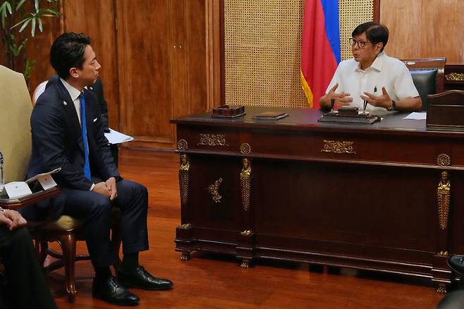 [마닐라=AP/뉴시스]필리핀과 일본이 일본의 중고 호위함 수출을 위한 협의를 시작하기로 합의했다. 살상무기 수출을 사실상 해금한 일본의 첫 사례가 될 전망이다. 지난 5일 페르디난드 마르코스(오른쪽) 필리핀 대통령과 고이즈미 신지로 일본 방위상이 필리핀 마닐라에 있는 대통령궁에서 회담하고 있다. 2026.05.06.