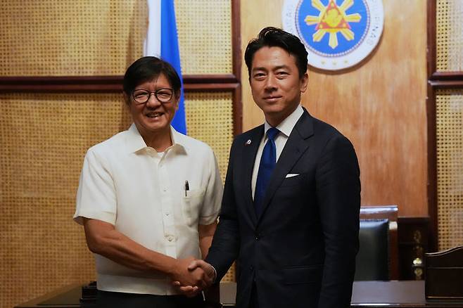 [마닐라=AP/뉴시스]지난 5일 페르디난드 마르코스(왼쪽) 필리핀 대통령과 고이즈미 신지로 일본 방위상이 필리핀 마닐라에 있는 대통령궁에서 악수하고 있다. 2026.05.06.
