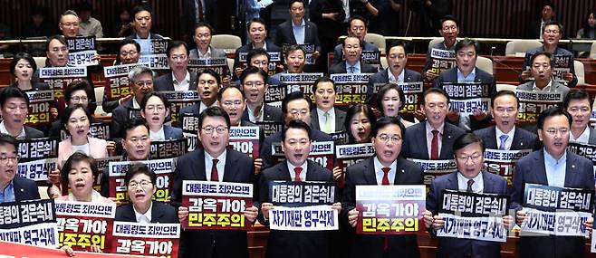 [서울=뉴시스] 김금보 기자 = 장동혁 국민의힘 대표가 6일 오후 서울 여의도 국회에서 열린 '이 대통령 죄지우기 특검 규탄대회'에서 구호를 외치고 있다. 2026.05.06. kgb@newsis.com
