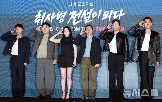 [서울=뉴시스] 최진석 기자 = 배우 박지훈(왼쪽부터), 윤경호, 이홍내, 조남형 감독, 배우 한동희, 이상이가 6일 서울 광진구 풀만 앰버서더 서울에서 열린 티빙 오리지널 '취사병 전설이 되다' 제작발표회에서 포즈를 취하고 있다. 2026.05.06. myjs@newsis.com