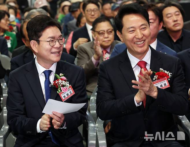 [서울=뉴시스] 최진석 기자 = 정원오 더불어민주당 서울시장 후보와 오세훈 국민의힘 서울시장 후보가 6일 서울 중구 장충체육관에서 열린 2026 서울시 어버이날 기념식에서 박수를 치고 있다. 2026.05.06. myjs@newsis.com