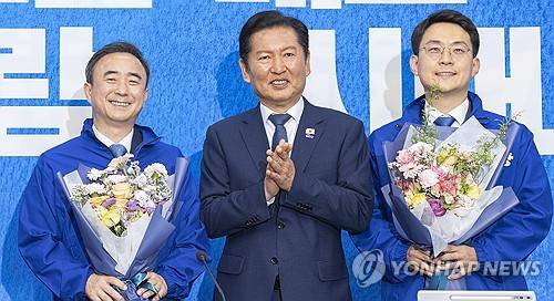 민주당 박지원ㆍ임문영 발탁, 6·3 의원 재보선서 호남 출마 전망 (서울=연합뉴스) 황광모 기자 = 6·3 재보선에서 더불어민주당 후보로 전북 군산·김제·부안을 선거구에 출마할 것으로 예상되는 박지원 최고위원(오른쪽)과 광주광역시 광산을 선거구에 공천이 유력한 임문영 AI전략위원회 상근부위원장(왼쪽)이 6일 국회에서 열린 더불어민주당 인재 영입식에서 정청래 대표와 기념 촬영하고 있다. 2026.5.6 hkmpooh@yna.co.kr