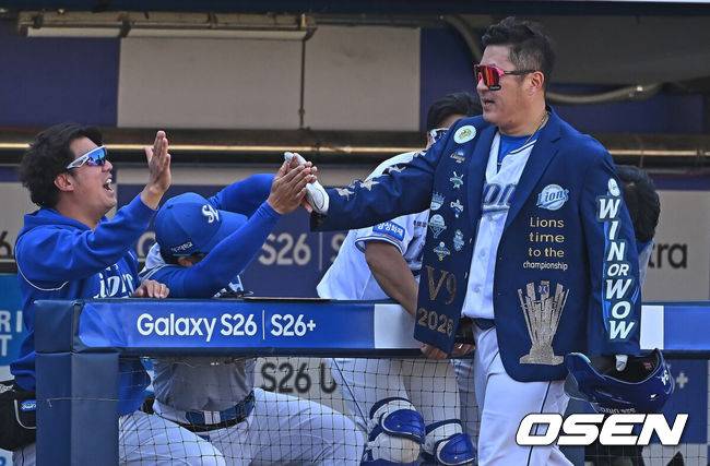 [OSEN=대구, 이석우 기자] 5일 대구삼성라이온즈파크에서 2026 신한 SOL KBO 리그 삼성 라이온즈와 키움 히어로즈의 경기가 열렸다. 홈팀 삼성은 오러클린이, 방문팀 키움은 오석주가 선발 출전했다. 삼성 라이온즈 최형우가 5회말 2사 2,3루 좌중월 3점 홈런을 치고 하이파이브를 하고 있다. 2026.05.05 / foto0307@osen.co.kr