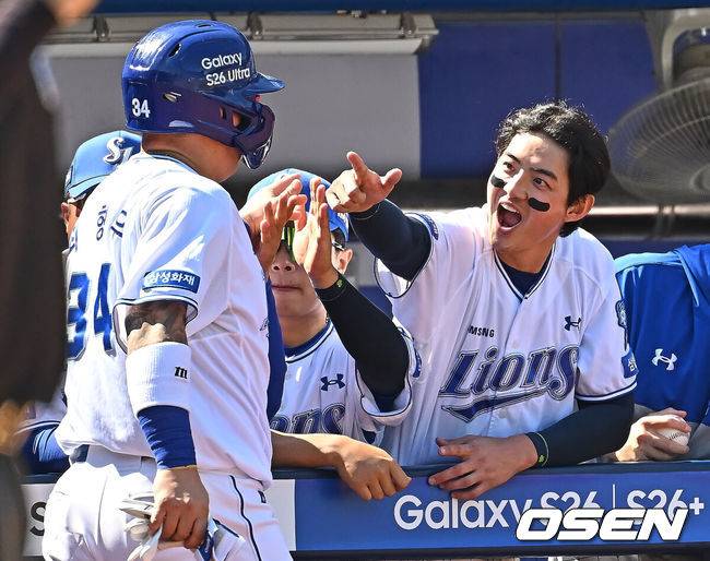 [OSEN=대구, 이석우 기자] 5일 대구삼성라이온즈파크에서 2026 신한 SOL KBO 리그 삼성 라이온즈와 키움 히어로즈의 경기가 열렸다. 홈팀 삼성은 오러클린이, 방문팀 키움은 오석주가 선발 출전했다. 삼성 라이온즈 구자욱이 3회말 무사 1,3루 박승규의 좌익수 앞 1타점 안타때 득점을 올린 최형우를 가리키며 세리머니를 하고 있다. 2026.05.05 / foto0307@osen.co.kr