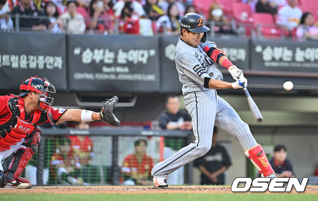 [OSEN=광주, 이석우 기자] 6일 광주-기아 챔피언스필드에서 2026 신한 SOL KBO 리그 KIA 타이거즈와 한화 이글스의 경기가 열렸다.홈팀 KIA는 올러가, 방문팀 한화는 류현진이 선발 출전했다.한화 이글스 심우준이 3회초 2사 만루 우익수 앞 2타점 안타를 치고 있다. 2026.05.06 / foto0307@osen.co.kr