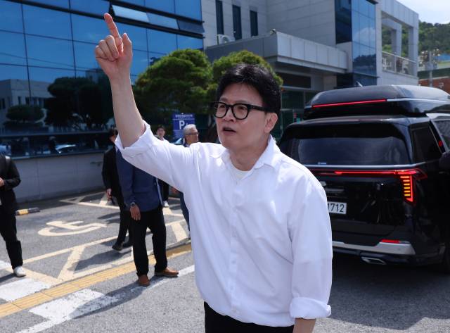 ▲무소속 한동훈 부산 북갑 국회의원 보궐선거 예비후보가 4일 오후 부산 구포동 북구선거관리위원회에 예비후보 등록을 마친 뒤 지지자들에게 인사하고 있다. ⓒ연합뉴스