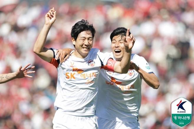 프로축구 K리그1 제주SK의 남태희가 5일 경기 부천종합운동장에서 열린 부천FC와의 경기에서 득점한 뒤 기뻐하고 있다. 남태희의 결승골로 제주가 부천을 1-0으로 이겼다. 한국프로축구연맹 제공
