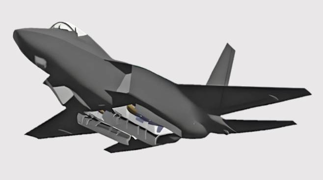 KF-21EX 개량형의 내부 무장창 개념도. 동체 하부에 2000파운드급 합동직격탄(JDAM)을 탑재한 모습으로, KF-21이 라팔·J-10C 등 경쟁 기종과 본격 비교되려면 블록Ⅱ 이후 공대지·공대함 무장 통합 능력을 입증해야 한다. KAI 제공