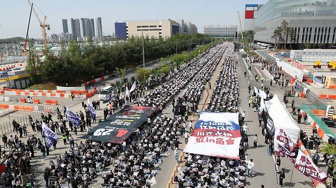 삼성전자 노동조합 공동투쟁본부 조합원들이 지난달 23일  경기 평택사업장에서 투쟁 결의대회를 진행하고 있다. 연합뉴스