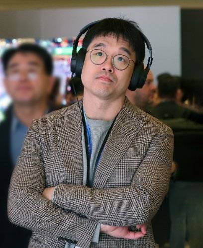 이선호 CJ그룹 미래기획실장이 1월 7일(현지 시간) 미국 네바다주 라스베이거스 윈호텔에 마련된 ‘CES 2026 삼성전자 단독 전시장’에서 제품을 살펴보고 있다. 뉴스1