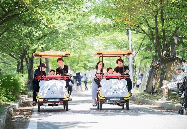 &nbsp;구미시가 동락공원에 도입한 '이색 자전거'를 가족들이 직접 체험하며 즐거워하고 있다.ⓒ구미시 제공