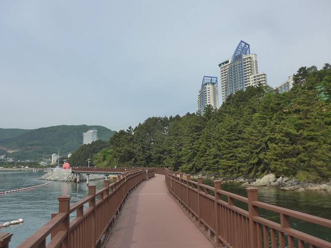 소동옥림해변길 데크. 오른쪽에 소노캄 거제가 보인다. 거제 | 양형모 기자