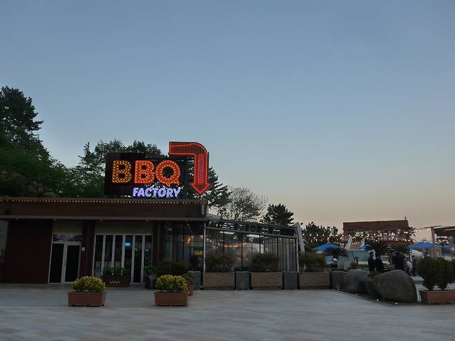 야외 테라스에서 숯불에 바비큐를 해 먹을 수 있는 BBQ팩토리. 거제 | 양형모 기자