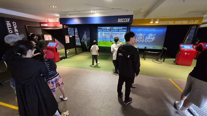 레전드 히어로즈의 실내. 야구, 축구, 농구, 사격 등 주로 스포츠와 관련된 체험을 할 수 있는 장소다. 30분, 1시간 이용 카드를  구매해 자유롭게 이용하면 된다.   거제 ｜ 양형모 기자