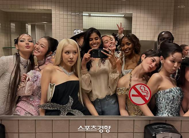 인도 모델 바비타 만다바가 공개한 셀카에서 포착된 블랙핑크 멤버들. 멧 갈라는 공연장 내 휴대전화 사용과 SNS 업로드를 금지하고 있다. 바비타 만다바 인스타그램 계정