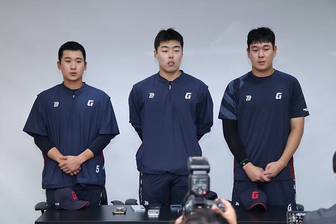 ​▲ 대만 스프링캠프 중 사행성 오락실을 이용한 사실이 드러나며 KBO로부터 30경기 출장정지 징계를 받고 돌아온 김세민, 고승민, 나승엽이 취진과 인터뷰에 앞서 고개를 숙이고 사과하고 있다. ⓒ롯데 자이언츠