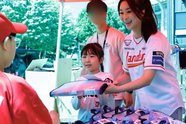 5일 NC 다이노스전을 앞두고 열린 '어린이날 기념 최정&한유섬이 쏜다!'에 한유섬의 아내 전벼리(오른쪽)씨와 딸 한예소 양이 팬들에게 선물을 전달하고 있다. /사진=SSG 랜더스 제공